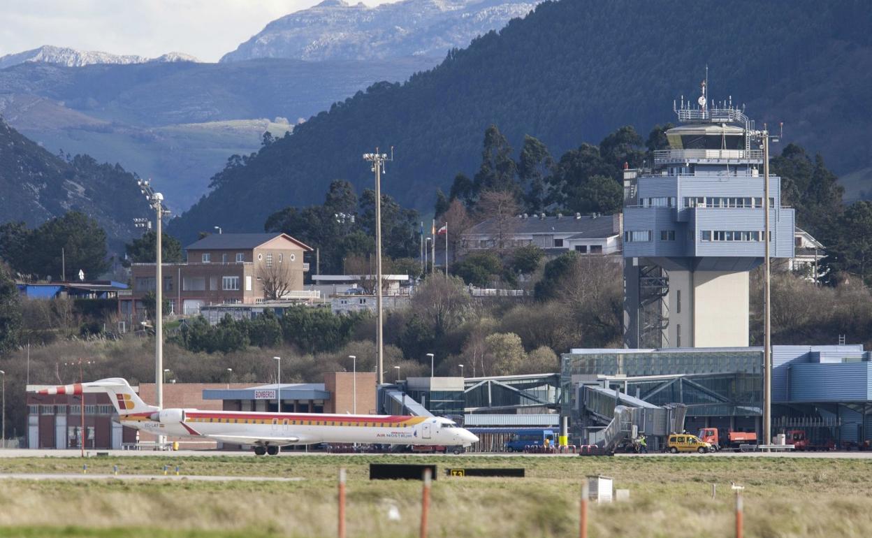 Vista panorámica del aeropuerto Seve Ballesteros, con un avión de Air Nostrum en la pista. 