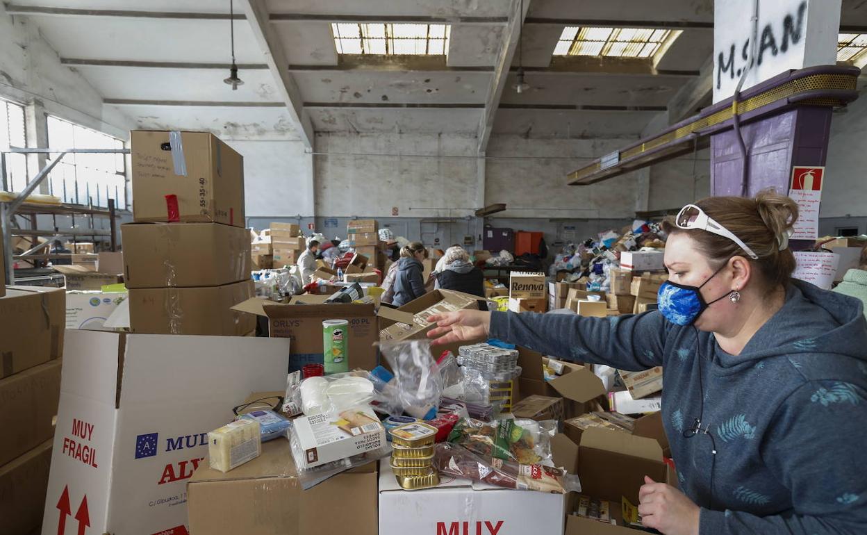 Ayuda humanitaria almacenada con destino a Ucrania.