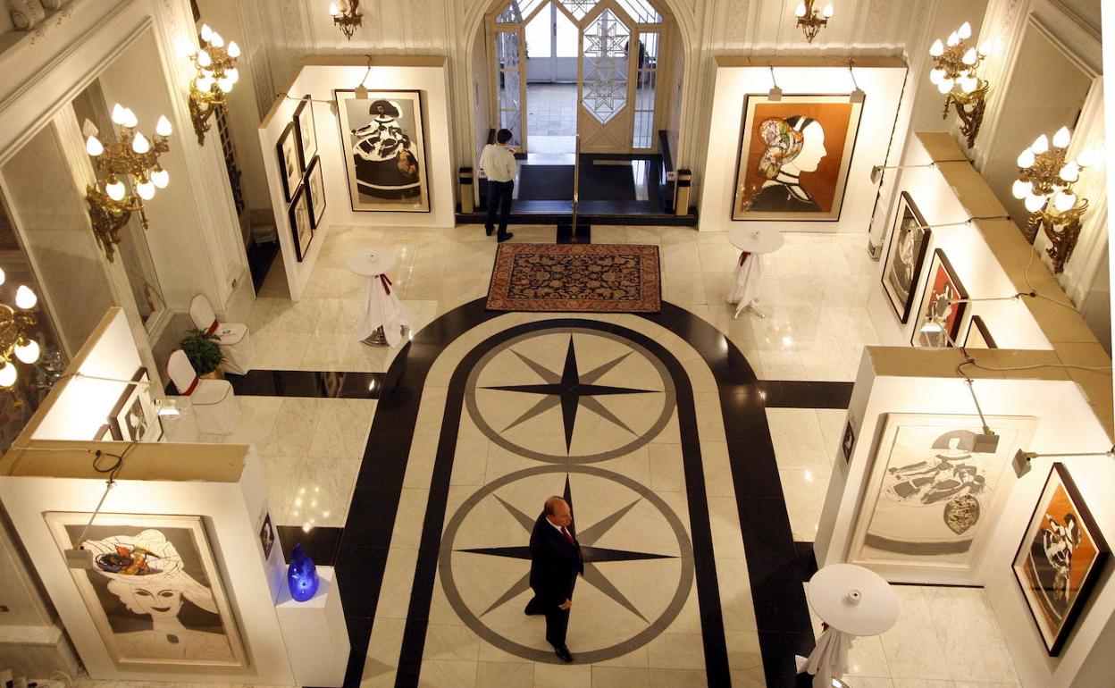 Imagen de archivo de la vista del vestíbulo del Casino, con una exposición de la obra gráfica de Manolo Valdés.