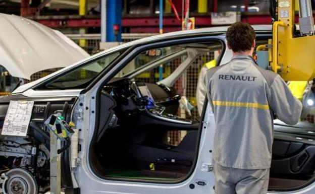 Renault suspende sus actividades industriales en Rusia y podría desprenderse de su participación en Lada