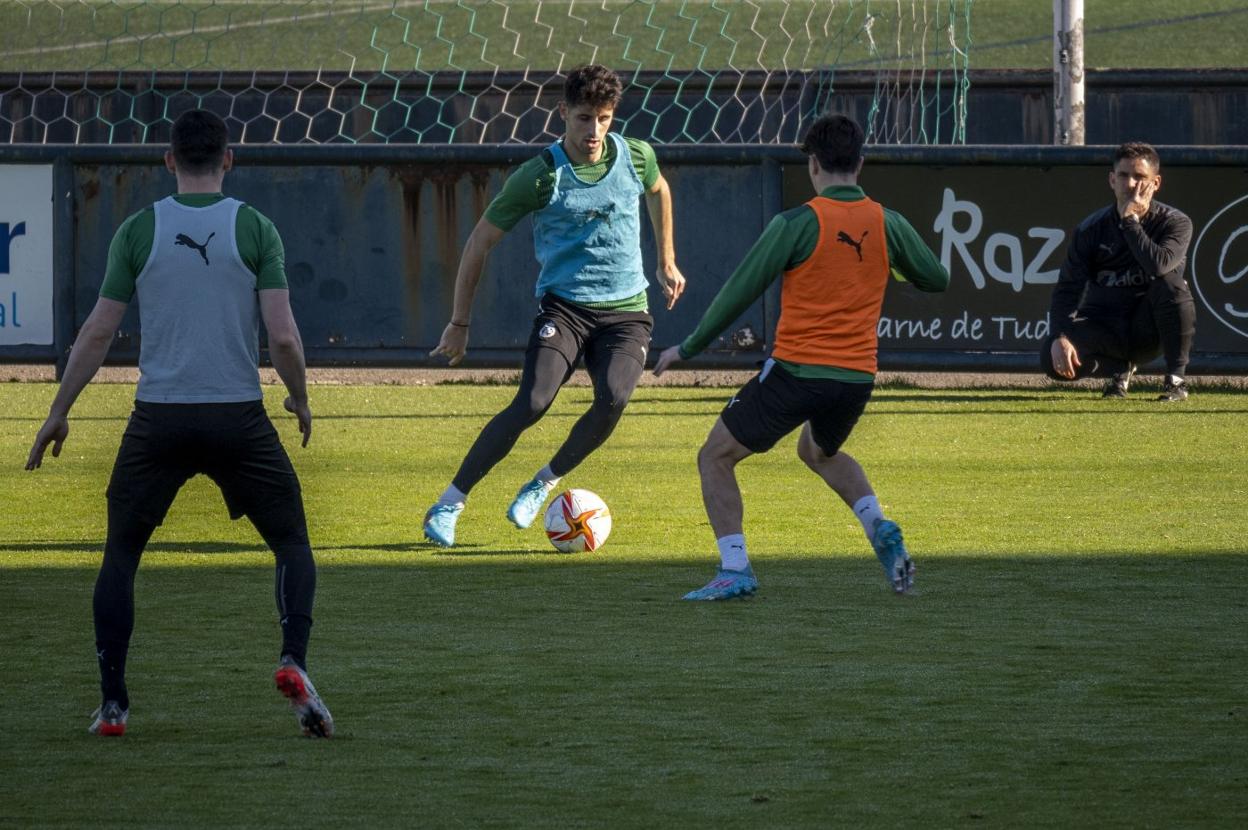 Marco Camus encara a Pablo Torre en un entrenamiento.