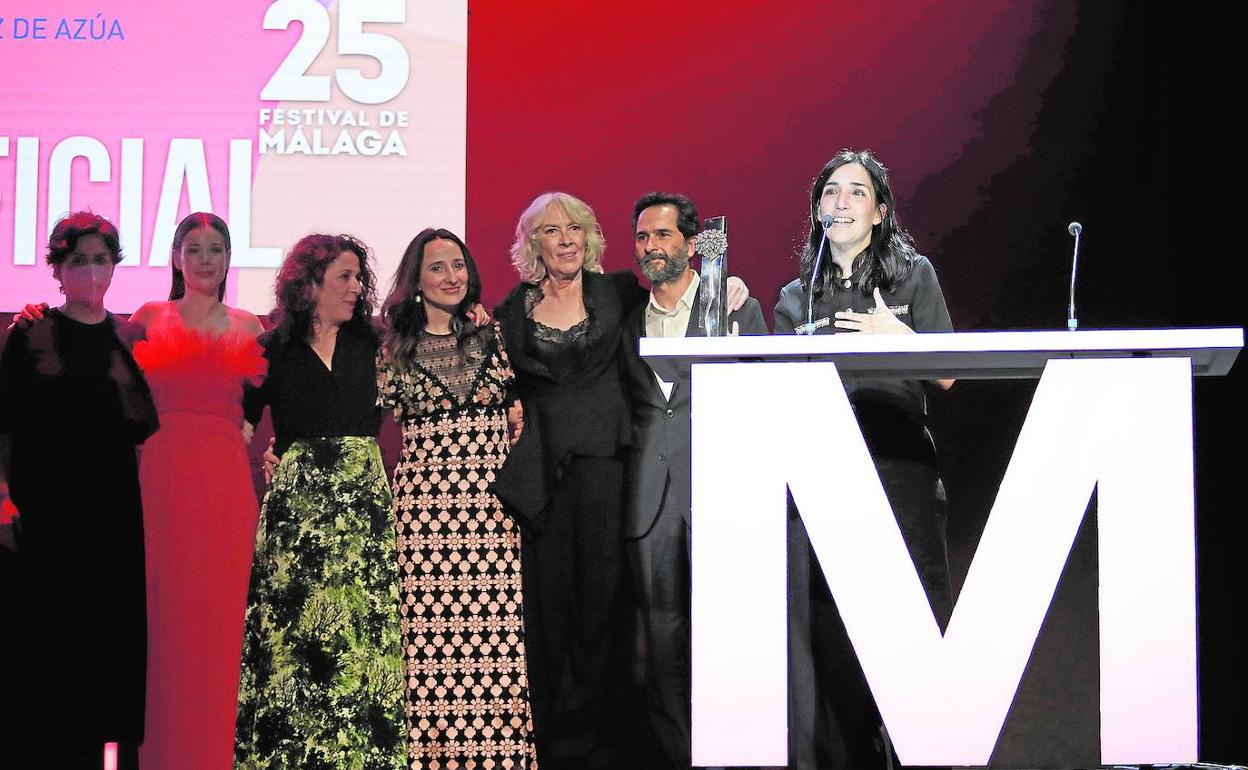 Marisa Fernández Armenteros, en el centro, junto al resto del equipo de la película, nada más recibir el premio. 