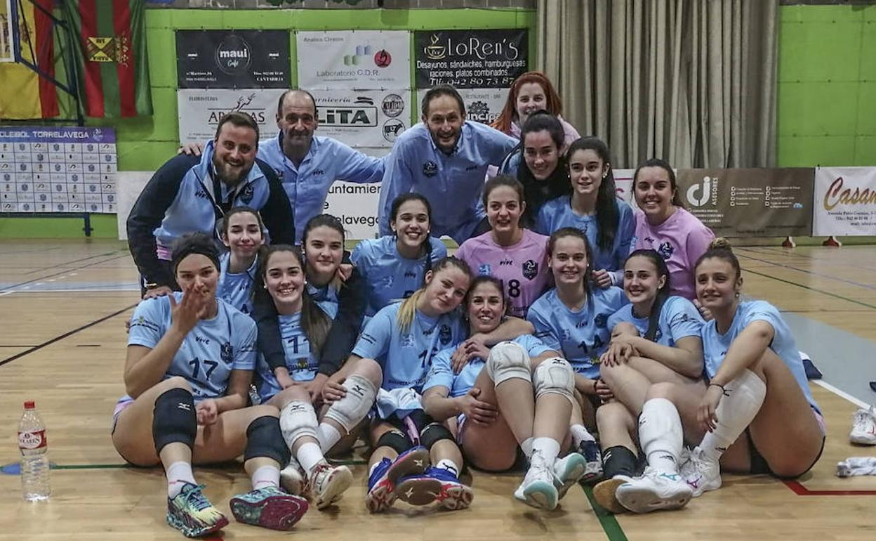 Jugadoras y técnicos celebran en la pista del pabellón Habana Vieja el éxito de la permanencia. .