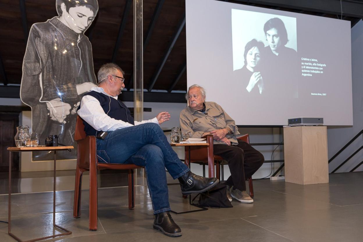 Javier Vila y Pepe Lamarca conversan delante de una de las imágenes del fotógrafo que hoy es un símbolo en su país. Un retrato de bodas de sus compañeros de laboratorio Cristina y Jaime desaparecidos durante la dictadura militar argentina. 