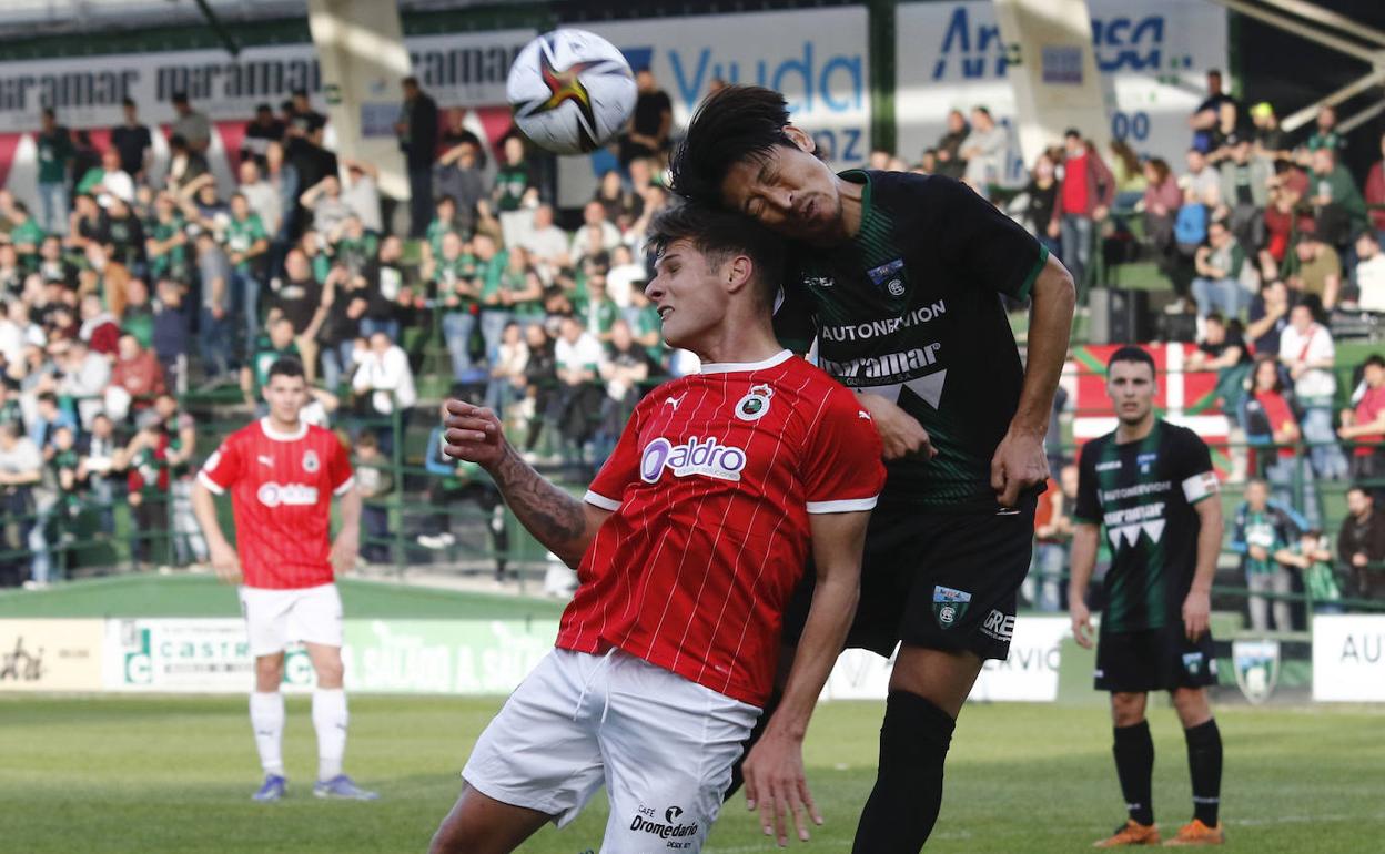 Jorge Delgado pugna por un balón en Las Llanas