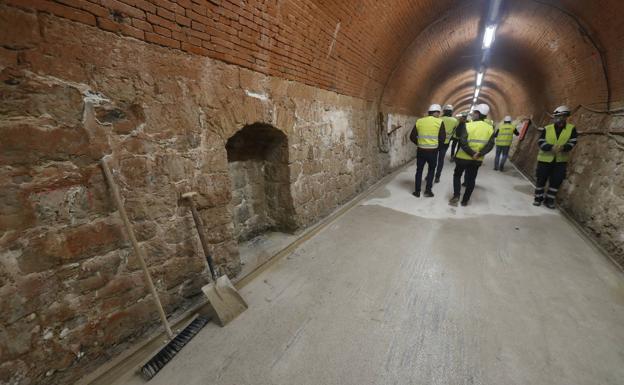 Apartaderos. Es uno de los detalles que llama la atención. El primero está a noventa metros de la boca de Las Canteras y luego hay uno cada treinta (son seis en total). Eran para meterse cuando pasaba el tranvía. 