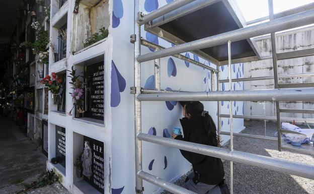 Pintado de murales en el cementerio de La Llama. 