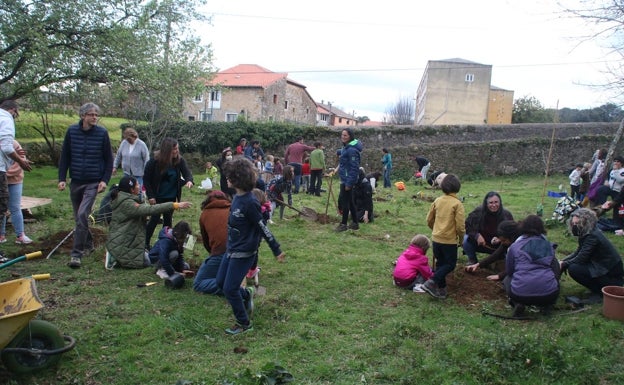 Imagen principal - La Escuela Waldorf de Villaescusa educa en la naturaleza