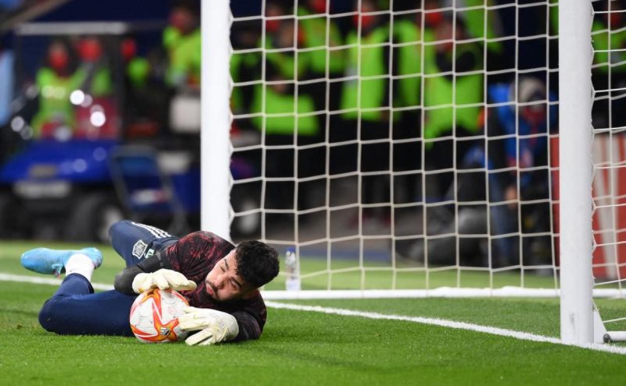 David Raya ataja un balón en el RCDE Stadium. 