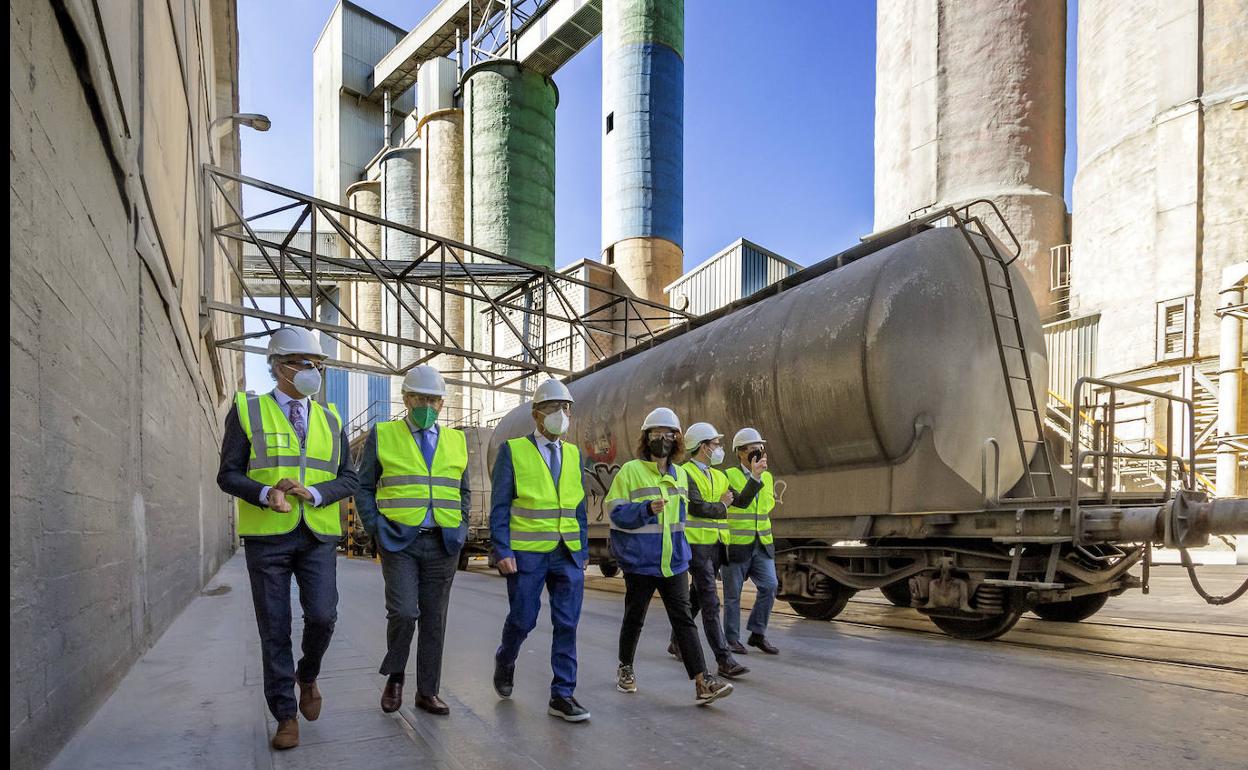 Visita del consejero de Industria, Javier López Marcano, a Cementos Alfa. 