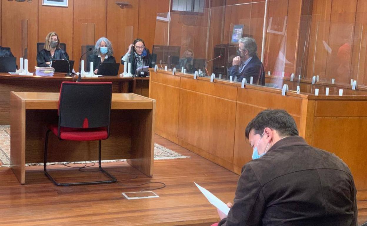 El acusado, Vicente de la Fuente, momentos antes de su declaración ante la Audiencia Provincial. 