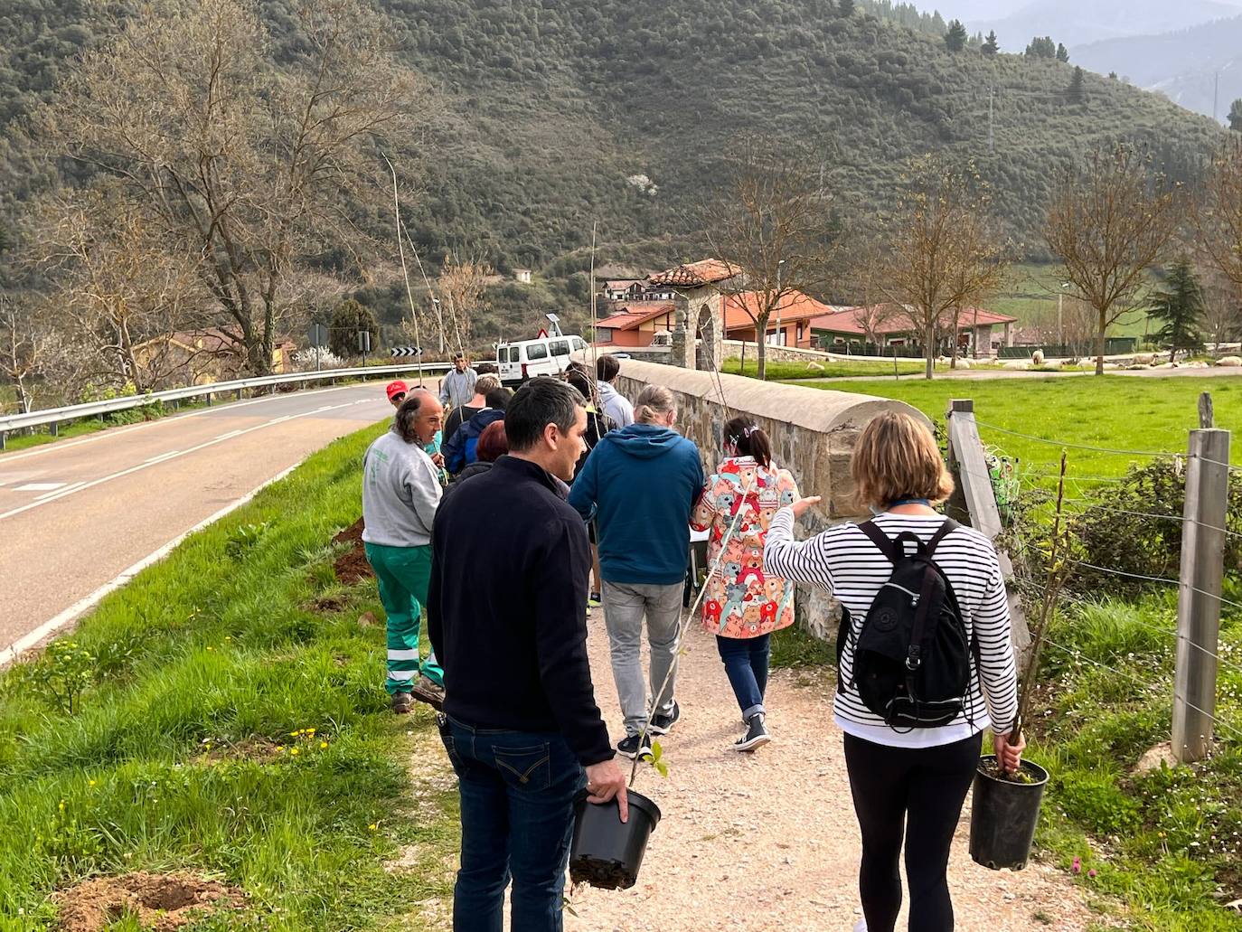 Fotos: Plantación de especies autóctonas en el Camino Lebaniego