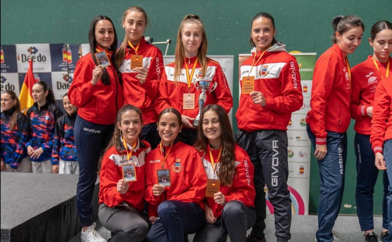 El equipo femenino de kumite, con su medalla de bronce. 