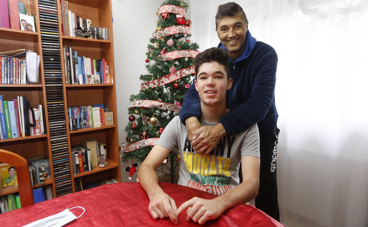 Benjamín García, a quien le diagnosticaron leucemia, junto a su hijo Borja, que le donó células madre para el trasplante de médula