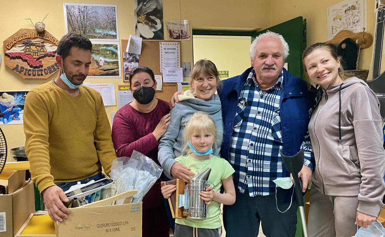 De izquierda a derecha, Héctor, María del Mar, Zlata y su hija Verónika, Roque y Zoia 