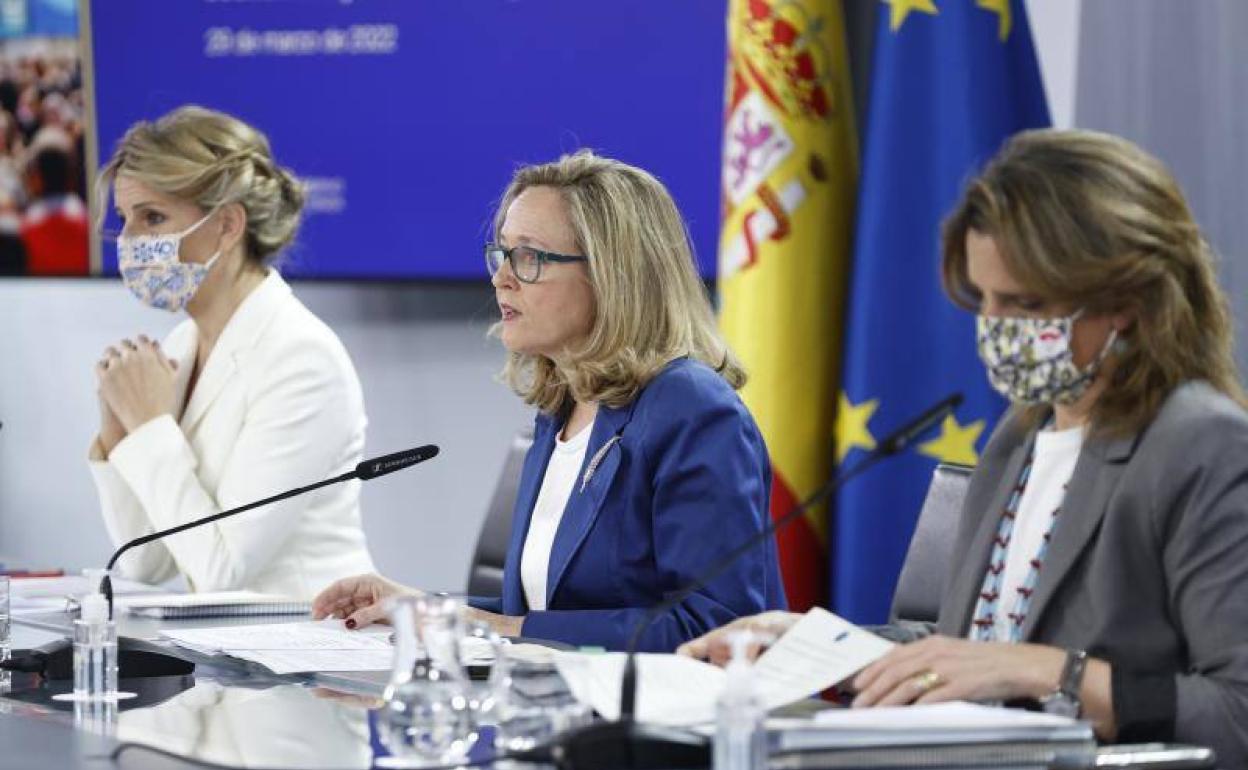 Las tres vicepresidentas en la rueda de prensa tras el Consejo de Ministros.