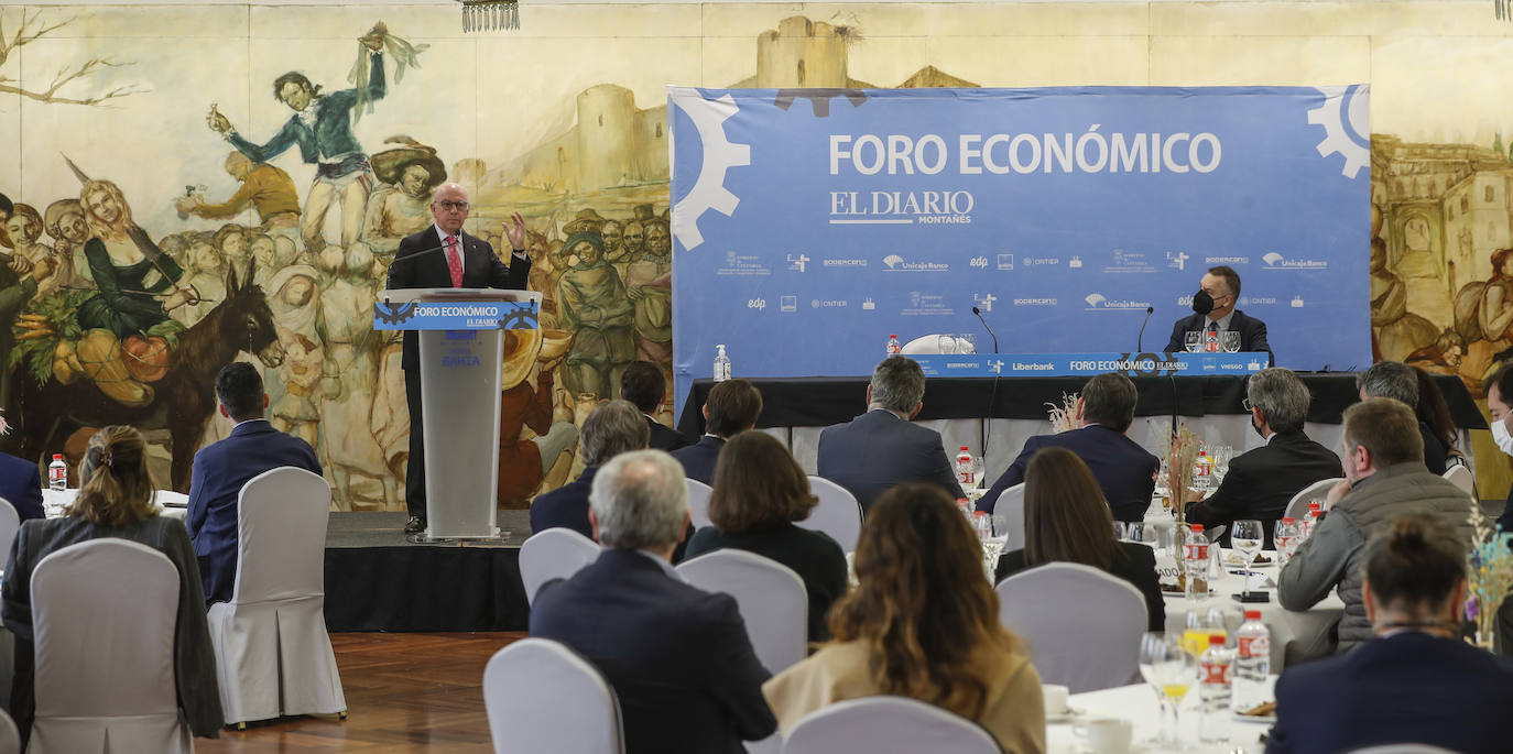 Fotos: Aldo Olcese en el Foro Económico