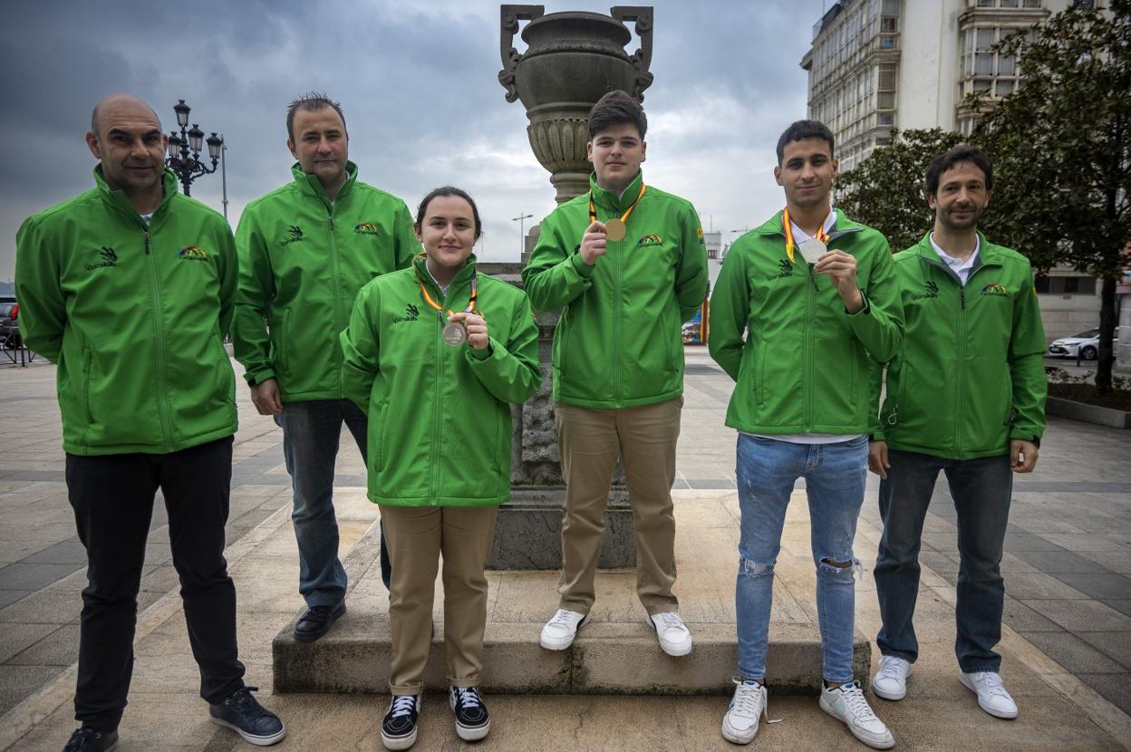 Mostrando sus medallas, Alba Machado, Manuel Pérez y Ayoub Haloumi. Junto a ellos, los tutores Carmelo González, Pedro Cano y Julián García