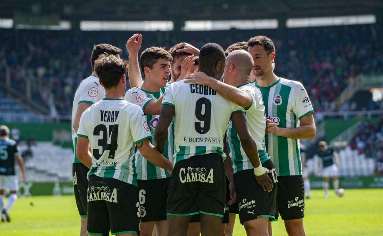 Los jugadores del Racing celebran el gol anotado el pasado domingo por Cedric en el choque contra la Sociedad Deportiva Logroñés. 