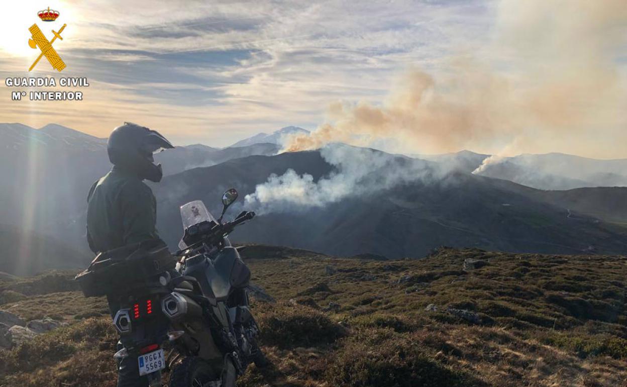 La Guardia Civil detiene a un vecino de Torrelavega por prender un monte en Pandillo