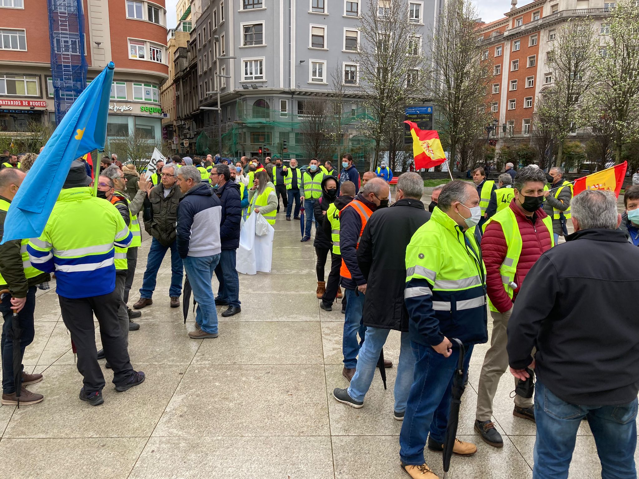 Fotos: La marcha lenta a pie de los transportistas por el centro de Santander