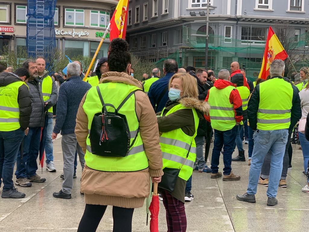 Fotos: La marcha lenta a pie de los transportistas por el centro de Santander