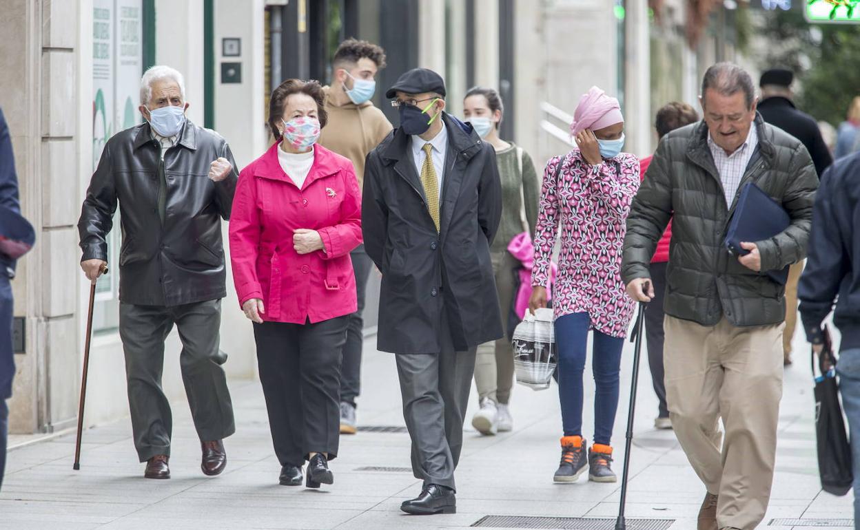 Gente caminando con mascarillas, en una imagen de archivo, en la calle Juan de Herrera de Santander.