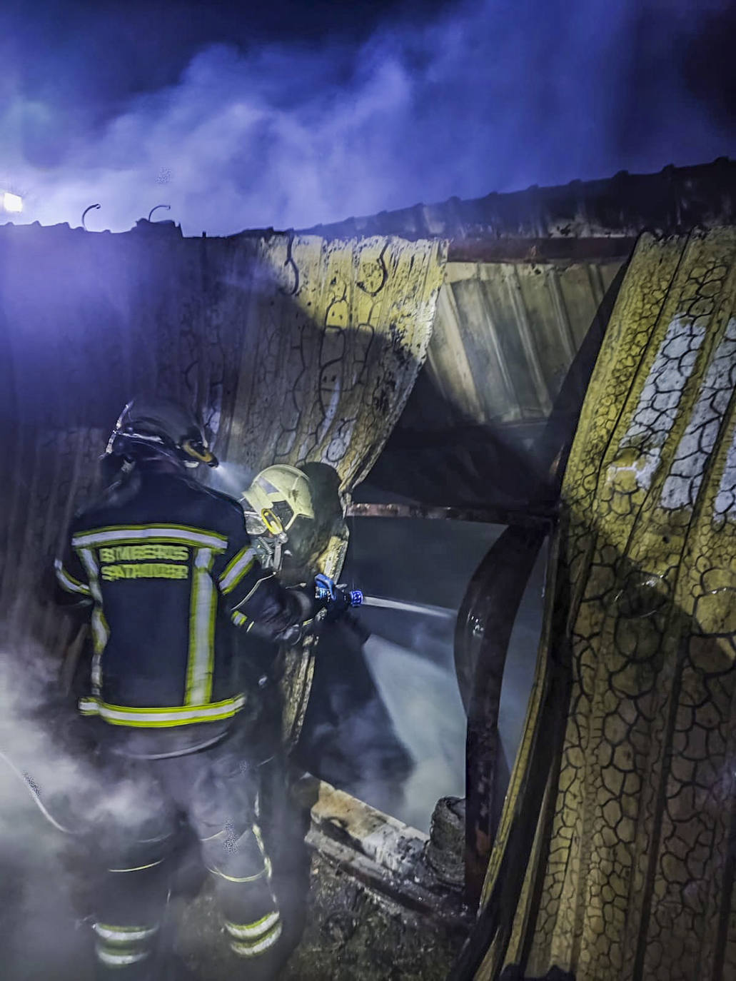 Fotos: Imágenes del incendio en una nave llena de vehículos en Ajo