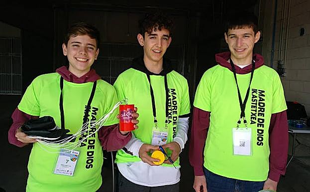 Imagen principal - Arriba, tres de los alumnos que han participado en el proyecto con los dos satélites en la mano. Sobre estas líneas, varias fases del montaje antes del lanzamiento. 