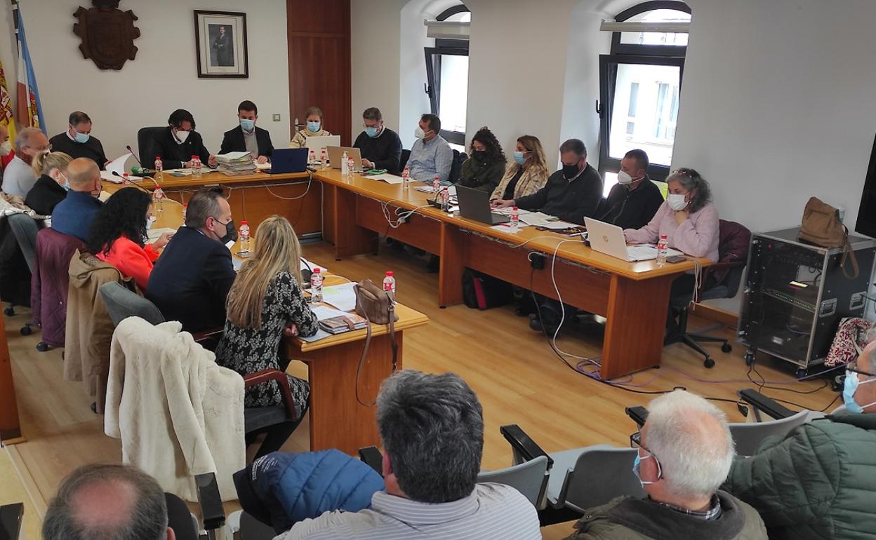 Uno de los momentos del Pleno de ayer, celebrado de manera presencial, previo al abandono de la portavoz de IU, Leticia Martínez, tras el comentario «machista» del portavoz del PSOE, Salomón Martín. 