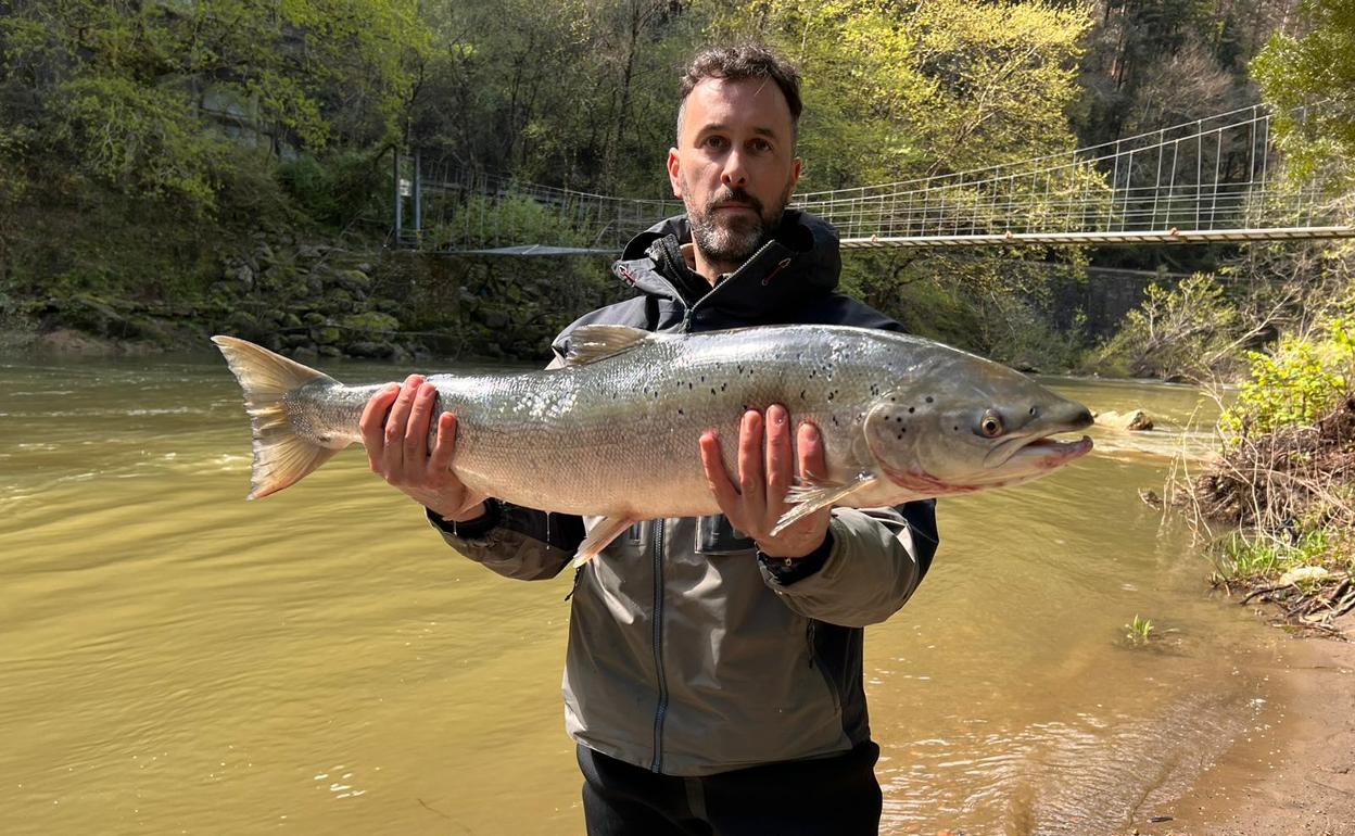 Óscar con el ejemplar que pesó 8,2 kg 