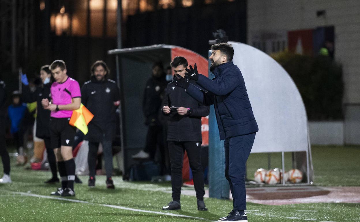 Guille Romo da instrucciones en Matapiñonera.