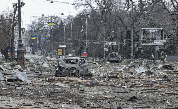 Imagen principal - Las calles de Járkov, una ciudad arrasada por la invasión rusa. | La crudeza del invierno se suma a las complicaciones propias de la guerra la localidad ucraniana. | Un militar ucraniano en Járkov.