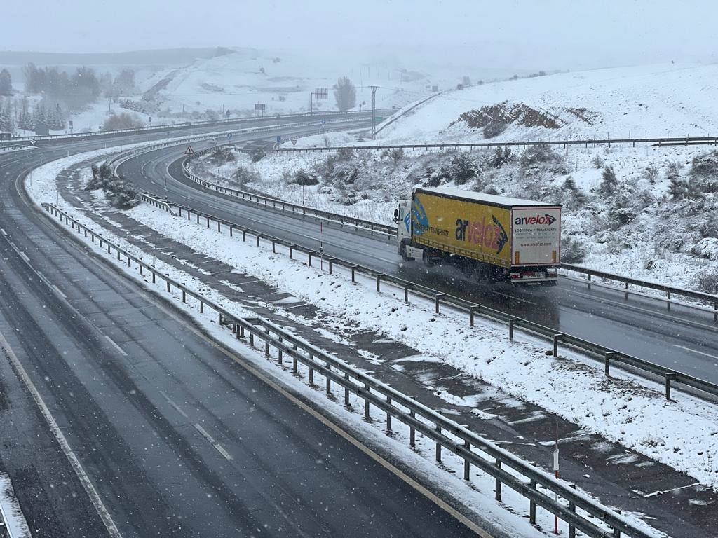 Nieve en la A-67 a la altura de Mataporquera, sobre las 12.00 horas.