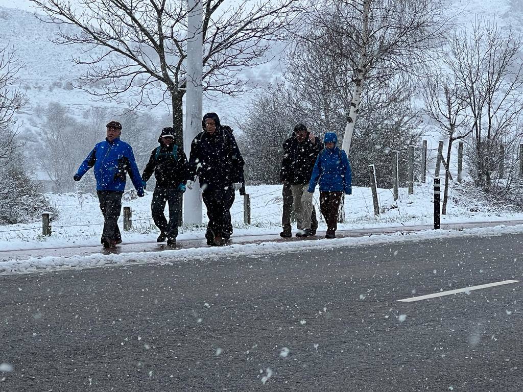 Vecinos caminando bajo la nevada de Nestares.