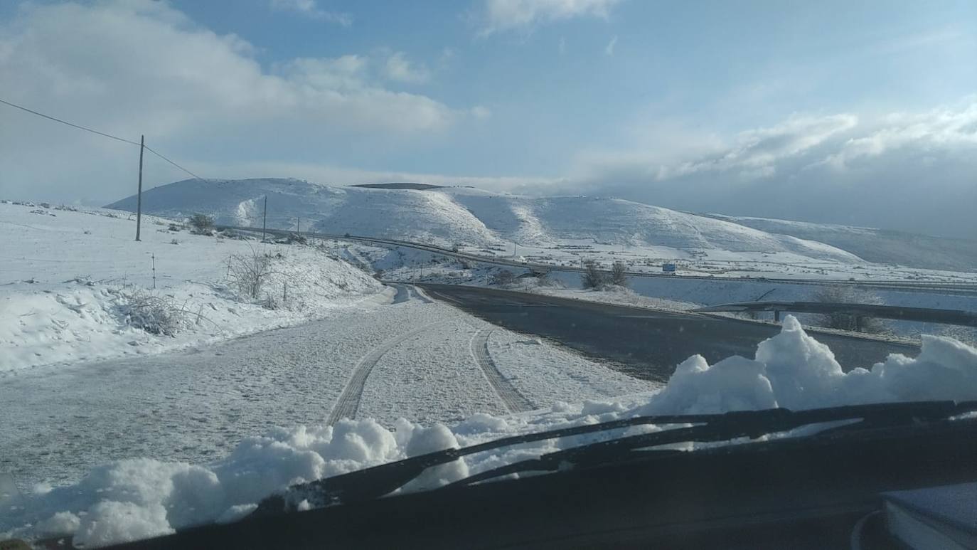 Circulando por el puerto de Pozazal este viernes por la mañana.