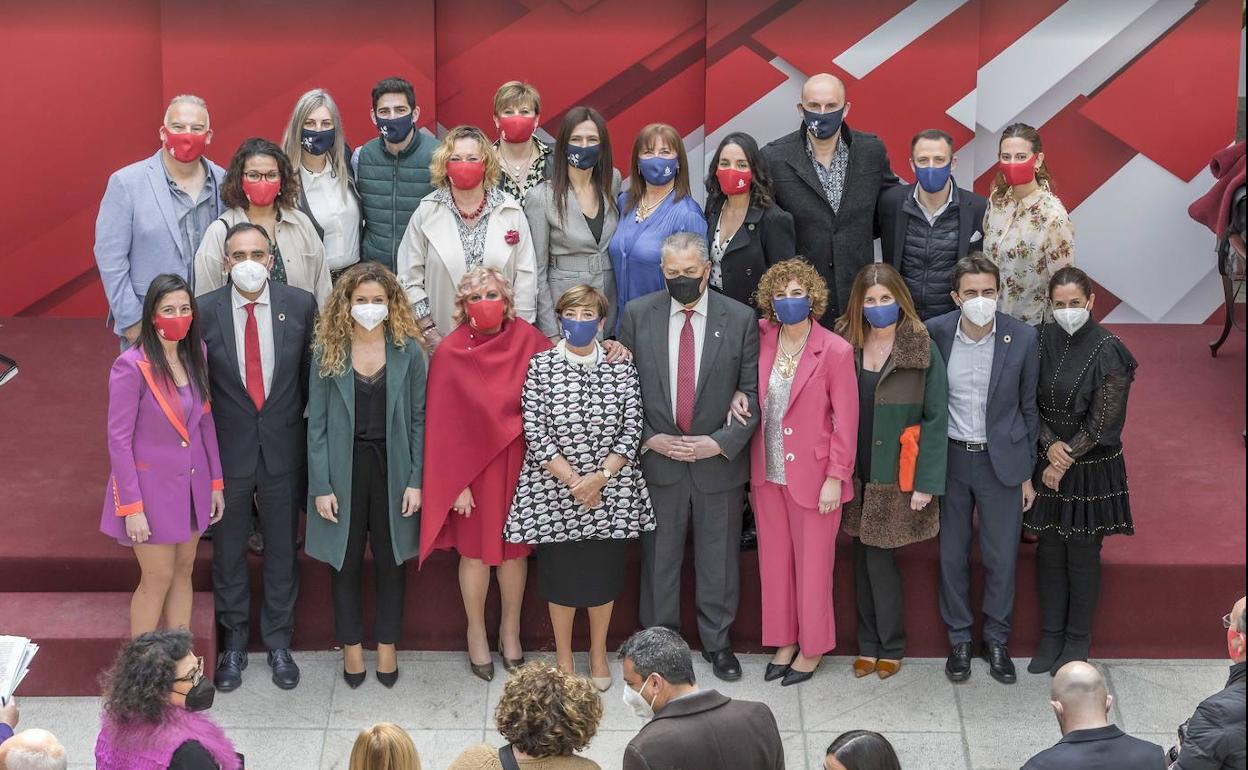 Ana Rosa Díaz Mendi (en el centro), flanqueada por la presidenta del Colegio, Mariluz Fernández, y el presidente del Parlamento, Joaquín Gómez, en la foto de familia con personalidades institucionales y Junta directiva.