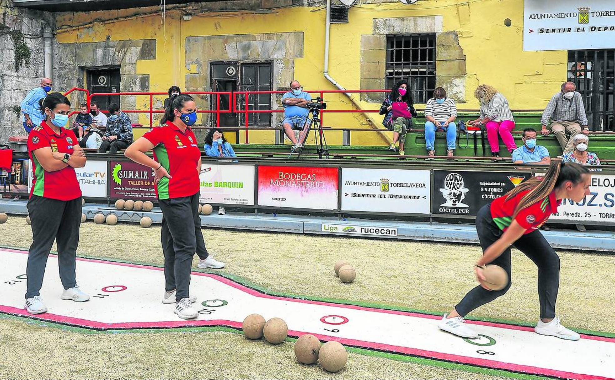 Iris Cagigas, al tiro con Alicia Saiz y Miriam Velarde detrás. 