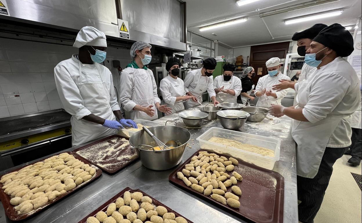 Alumnos cocinando en el maratón solidario de marzo 