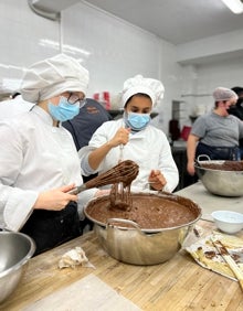 Imagen secundaria 2 - Comida Solidaria por Ucrania el día 8 en el Polideportivo Amavisca