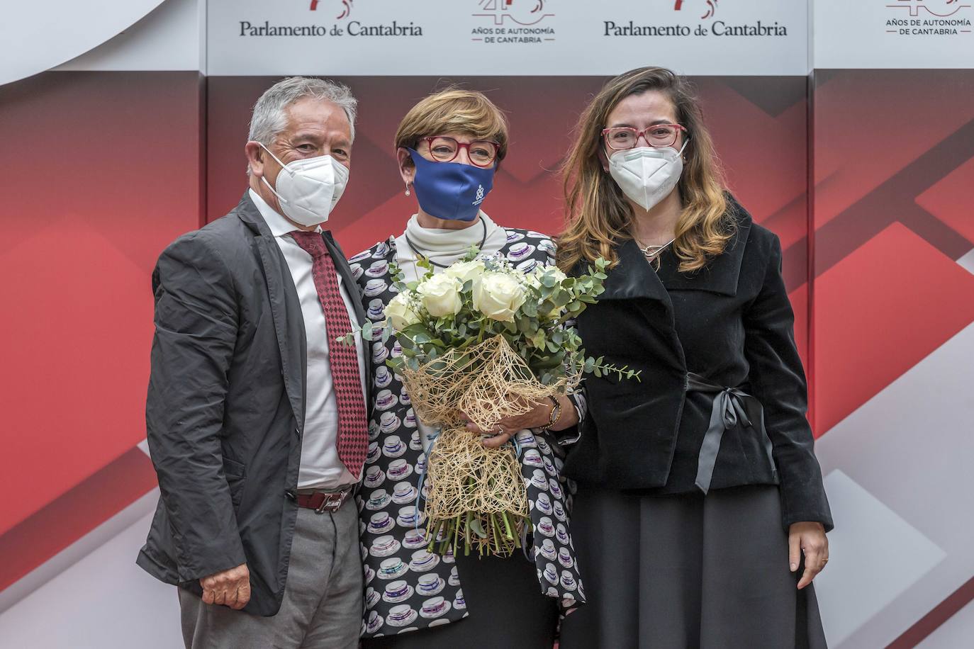 Ana Rosa Díaz Mendi junto a su marido y su hija en el Parlamento de Cantabria.