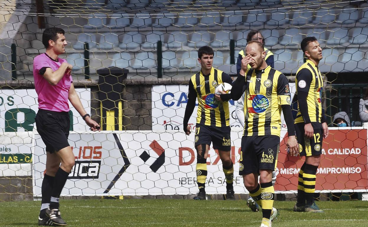 Marcos se lamenta tras uno de los goles del Gernika. 