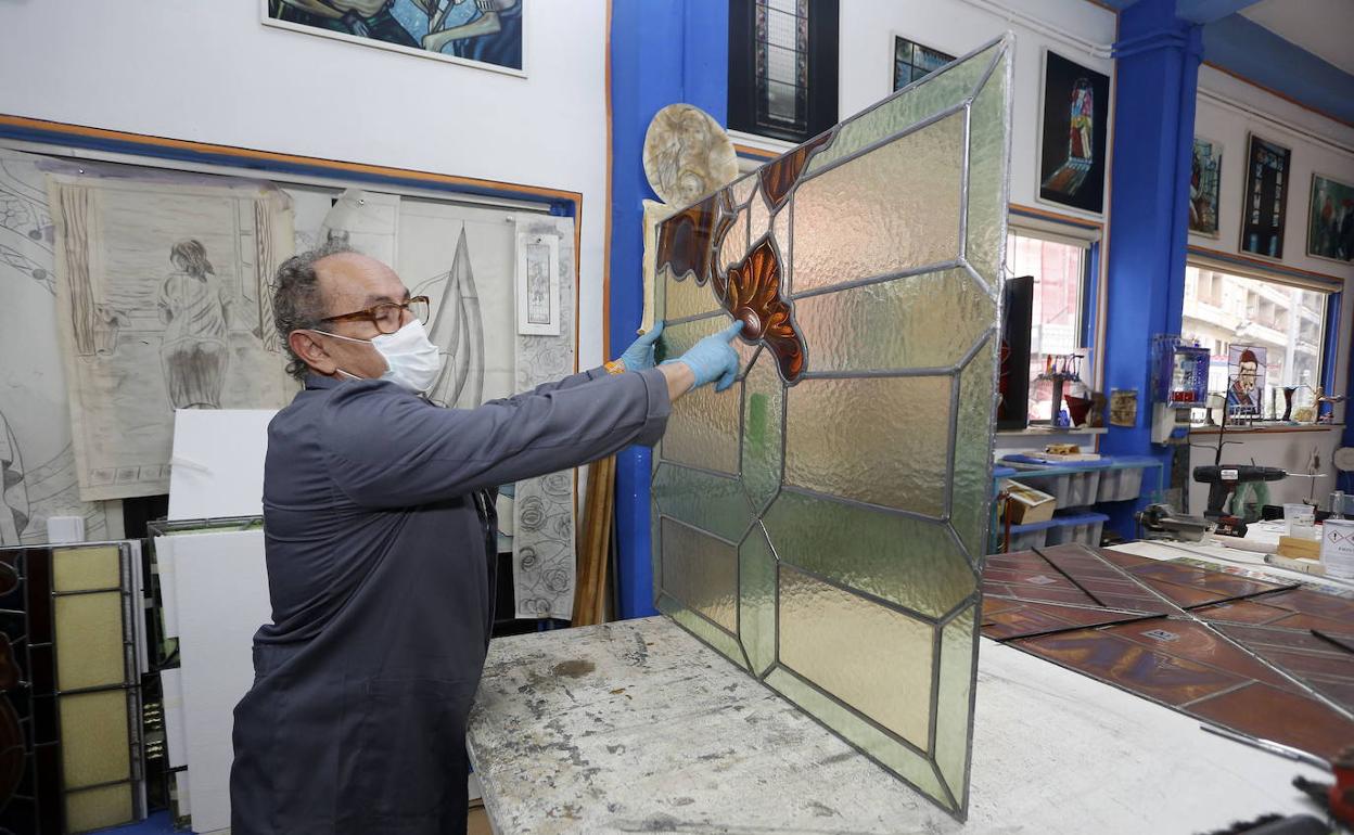 Tomás centra ahora su trabajo en la restauración de la vidriera del Palacio municipal de Torrelavega. 
