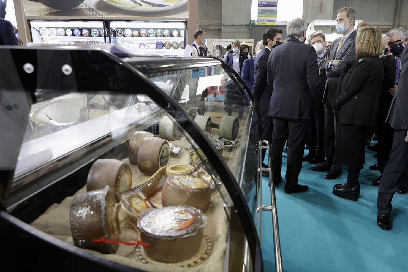 Trece empresas agroalimentarias de Cantabria, en el stand que comparten la Oficina de Calidad Alimentaria de Cantabria (Odeca) y Sodercan, participan en el XIII Salón Alimentaria de Barcelona con la presencia del Rey Felipe VI 