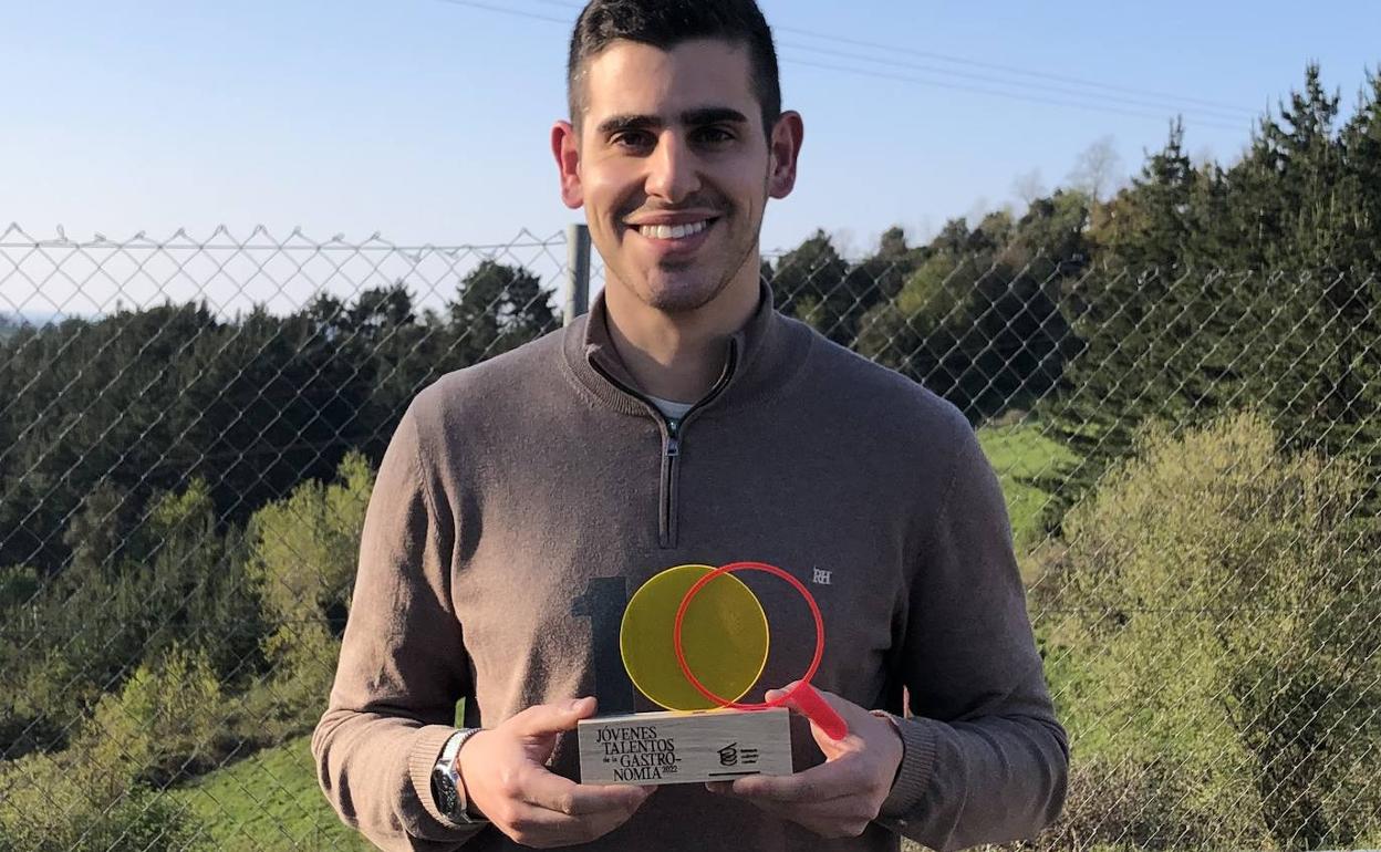 Miguel Sáez posa con el premio que le acredita como una de las 100 voces que suman como fuerza transformadora sin prececentes