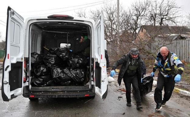 Población civil recoge los cadáveres encontrados en Bucha. 