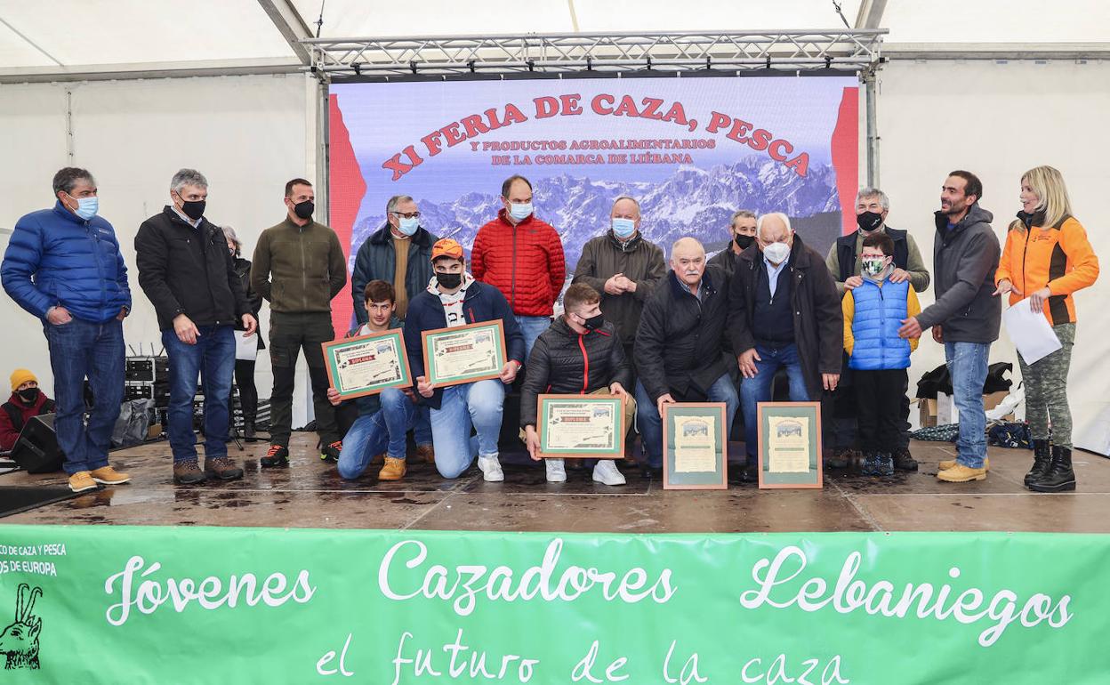 Foto de familia de los cazadores homenajeados ayer en Potes. 