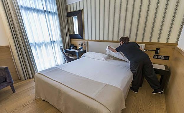 Una trabajadora del Hotel Sardinero prepara las habitaciones para el fin de semana.