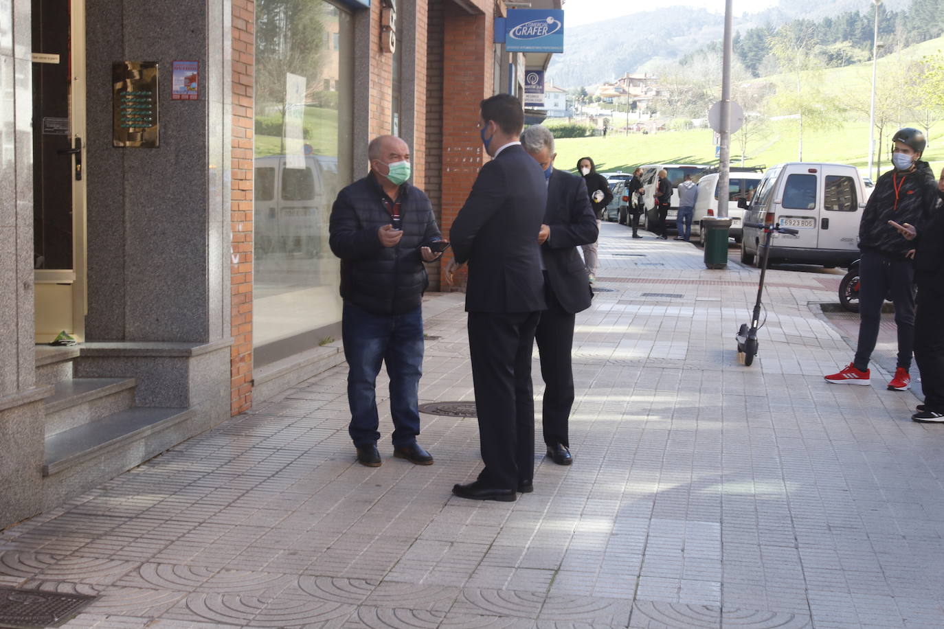 La menor ha sido encontrada en su domicilio con heridas de arma blanca. Un hombre, que se encontraba en la misma casa de la calle Vázquez de Mella, ha sido trasladado al HUCA.