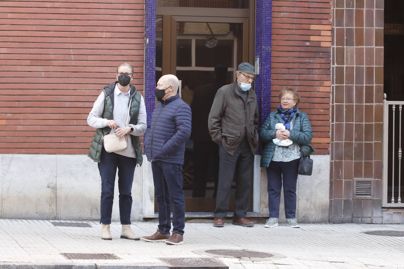 La menor ha sido encontrada en su domicilio con heridas de arma blanca. Un hombre, que se encontraba en la misma casa de la calle Vázquez de Mella, ha sido trasladado al HUCA.